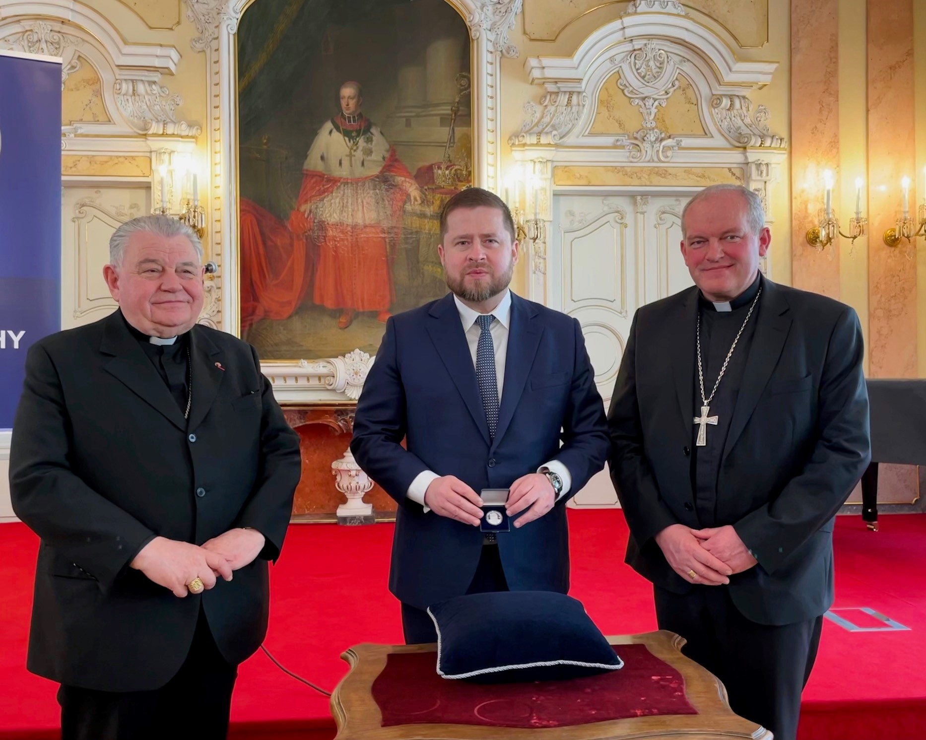 Jeho Eminence Dominik kardinál Duka, guvernér ČNB Aleš Michl a jeho Excelence Mons. Josef Nuzík