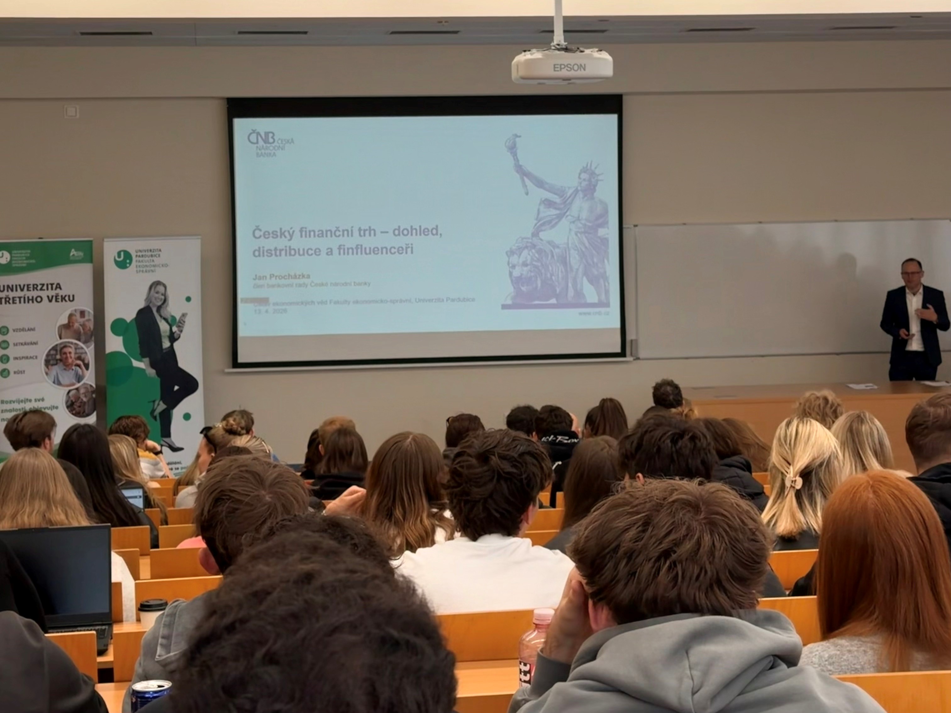 Jan Procházka diskutoval se studenty Univerzity Pardubice Jan Procházka diskutoval se studenty Univerzity Pardubice