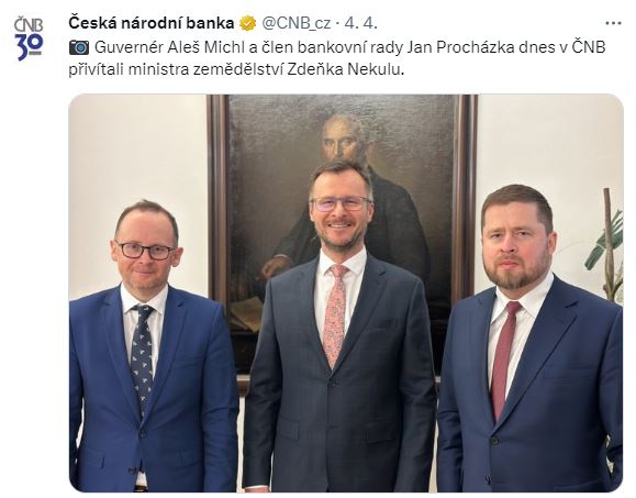 Guvernér Aleš Michl a člen bankovní rady Jan Procházka dnes v ČNB přivítali ministra zemědělství Zdeňka Nekulu.