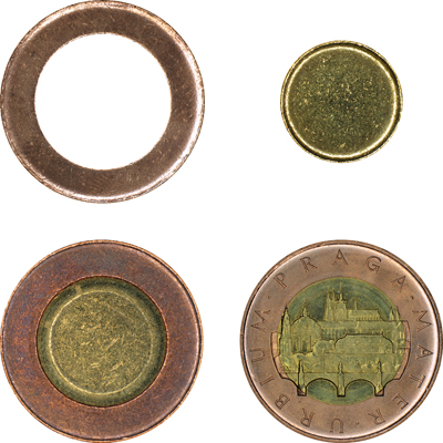 Střížky mezikruží a středu před spojením, střížek mince po spojení v samostatné operaci a hotová mince.