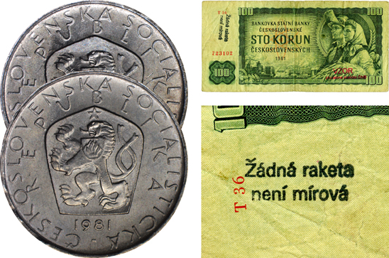 Lícní strana pětikoruny vzoru 1966 s odstraněnou pětihrotou hvězdou nad hlavou lva v porovnání s nepoškozenou mincí a stokoruna vzoru 1961 s přetiskem „Žádná raketa není mírová“.