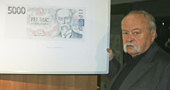 Oldřich Kulhánek se svým návrhem lícní strany pětitisícikoruny v České národní bance při emisi jeho poslední bankovky 5 000 Kč vzoru 2009.