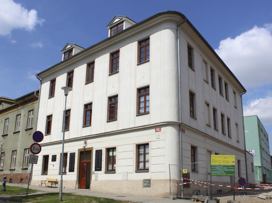 Rodný dům Rudolfa Schmause v Radnicích, dnes náměstí Kašpara Šternberka 70 (stav v roce 2016)