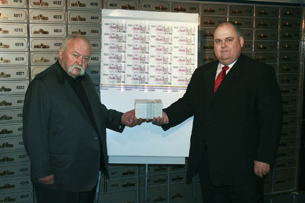 CNB Chief Executive Director: Pavel Řežábek and Oldřich Kulhánek, designer of the banknotes