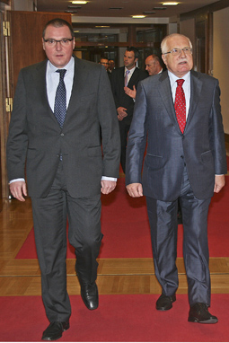 Guvernér ČNB Miroslav Singer a prezident republiky Václav Klaus přicházejí na pracovní setkání se členy bankovní rady