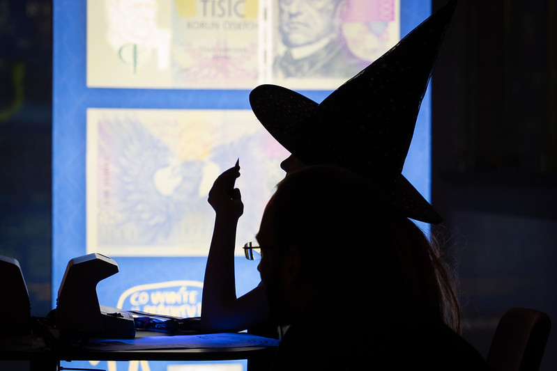 Halloween v trezoru: Pozvánka do Návštěvnického centra ČNB po setmění